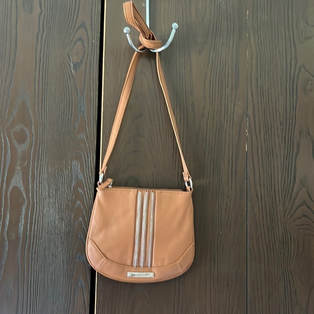 Nine West small tan shoulder purse.